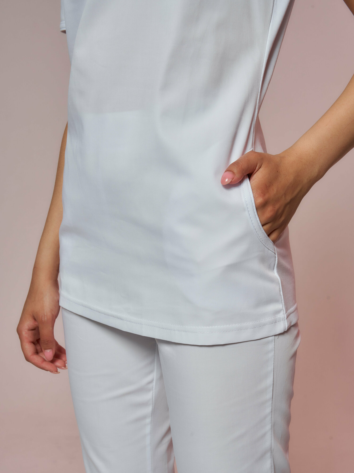 Медицинский костюм Альба-С женский белый. Хирургический костюм с трикотажем (стрейч, хлопок) больших размеров. Спецодежда для женщин (верх с брюками). Рабочий комплект одежды для врача. Размер 42