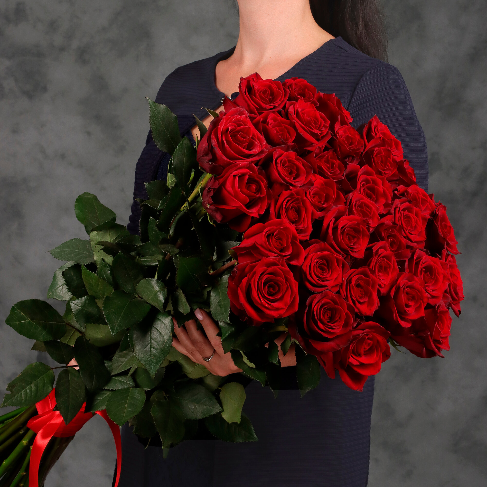 Классический букет из 33 красных Эквадорских роз 70 см с атласной лентой от 2name Flowers
