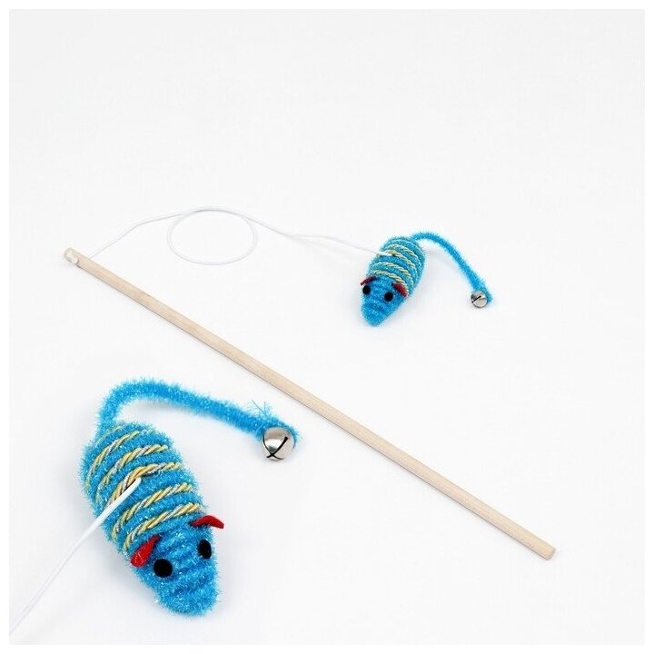 Дразнилка-удочка с блестящей мышью на деревянной ручке, синяя - фотография № 1