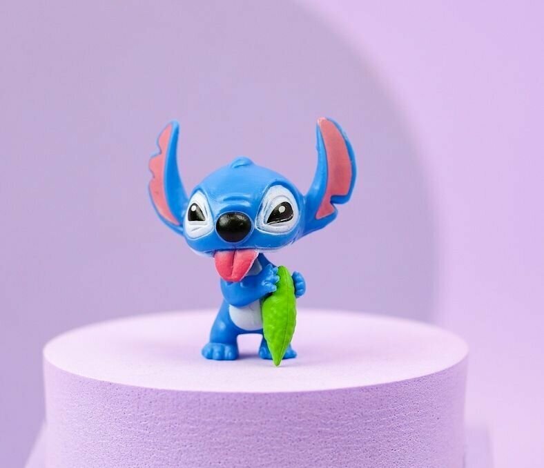 фото Фигурка "Стич" ест зеленый пирожок (5-6 см)