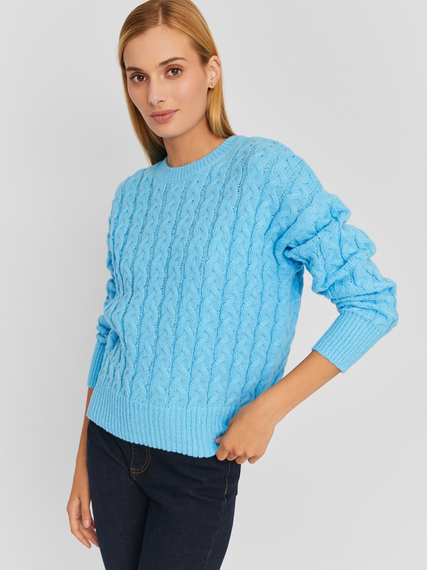фото Вязаный джемпер с узором косы и круглым вырезом, цвет Бирюзовый, размер S
