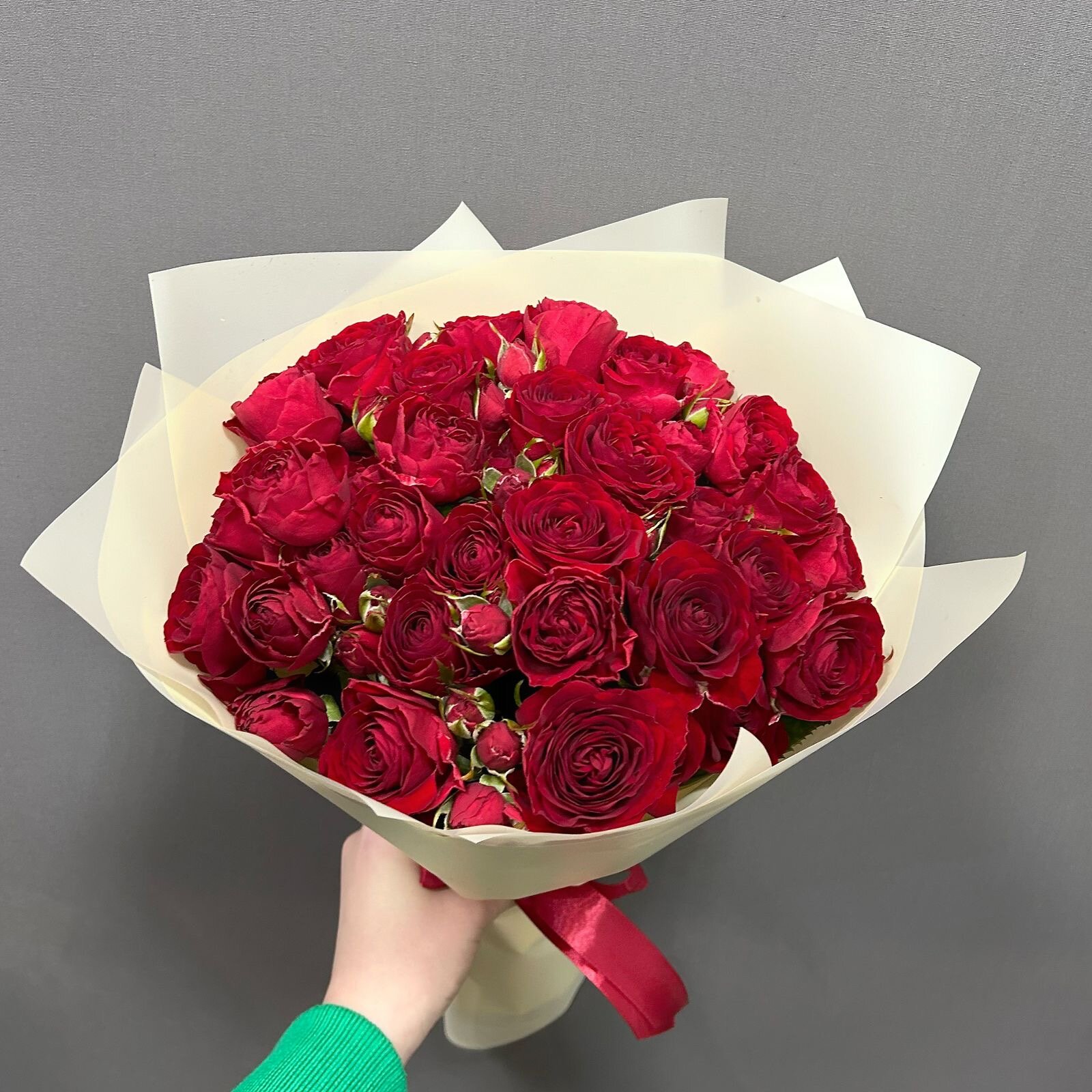9 красных кустовых роз в бежевой упаковке