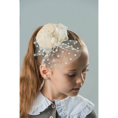 Шляпка на заколке карнавальная для праздника с вуалью и розой бежевая