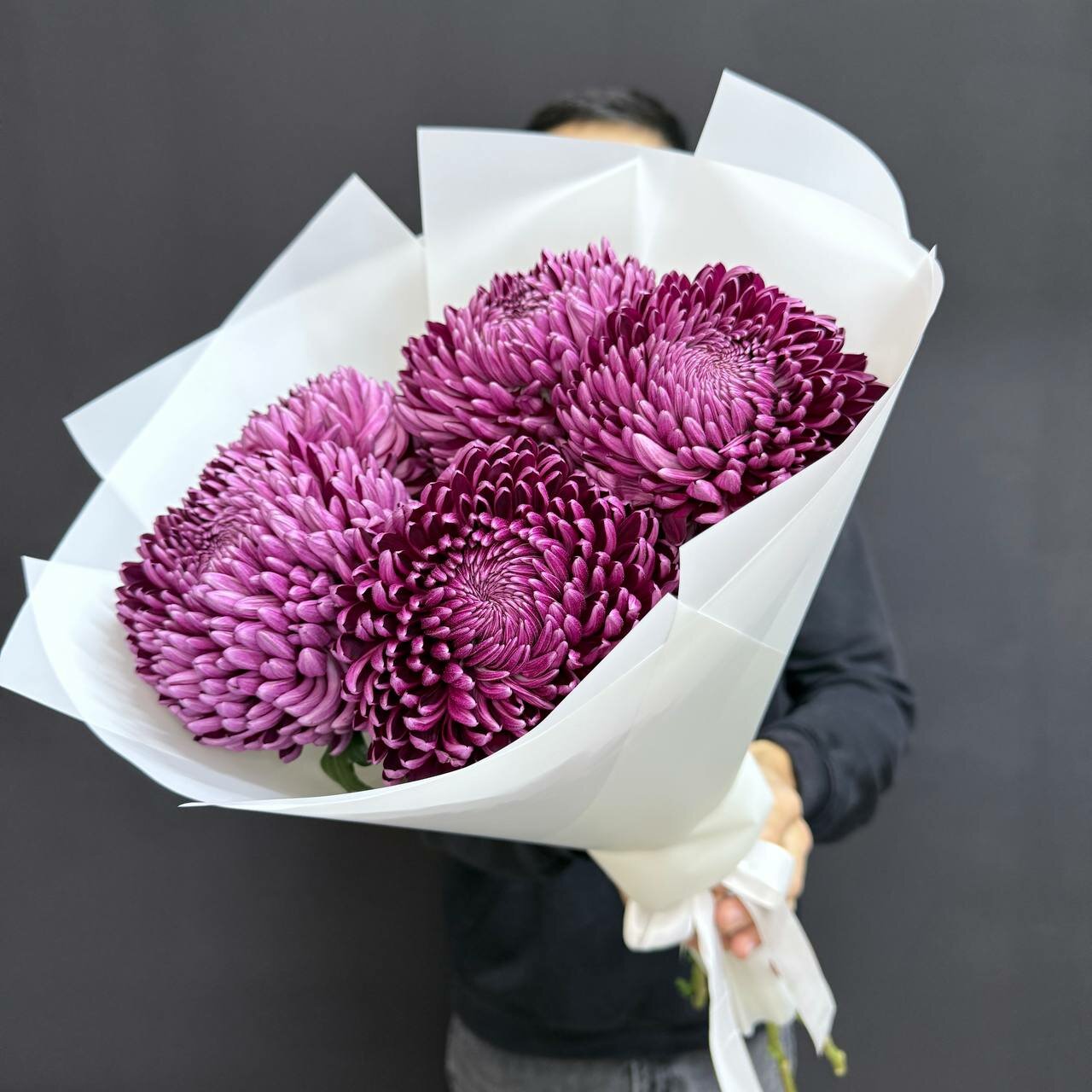 Букет из прекрасных хризантем в количестве 5 штук высотой 60 см с доставкой