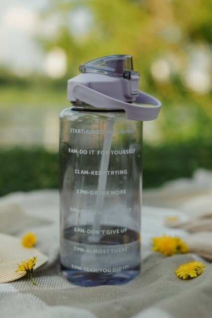 Спортивная пластиковая бутылка для воды фиолетовая 2 л