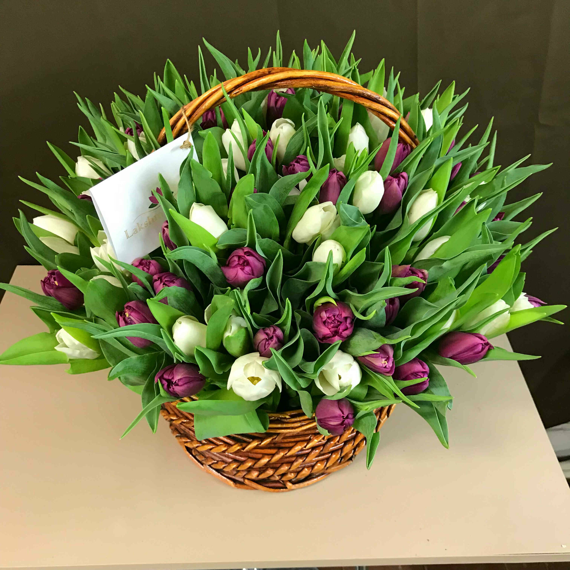 101 тюльпан микс / Композиция 101 белый и фиолетовый тюльпан в корзине