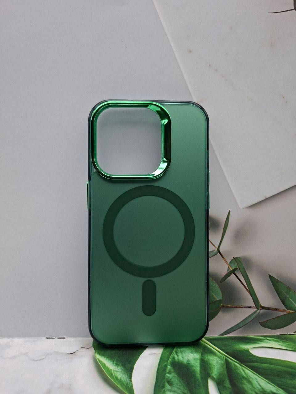 Пластиковый чехол на iPhone 15 Pro защитный
