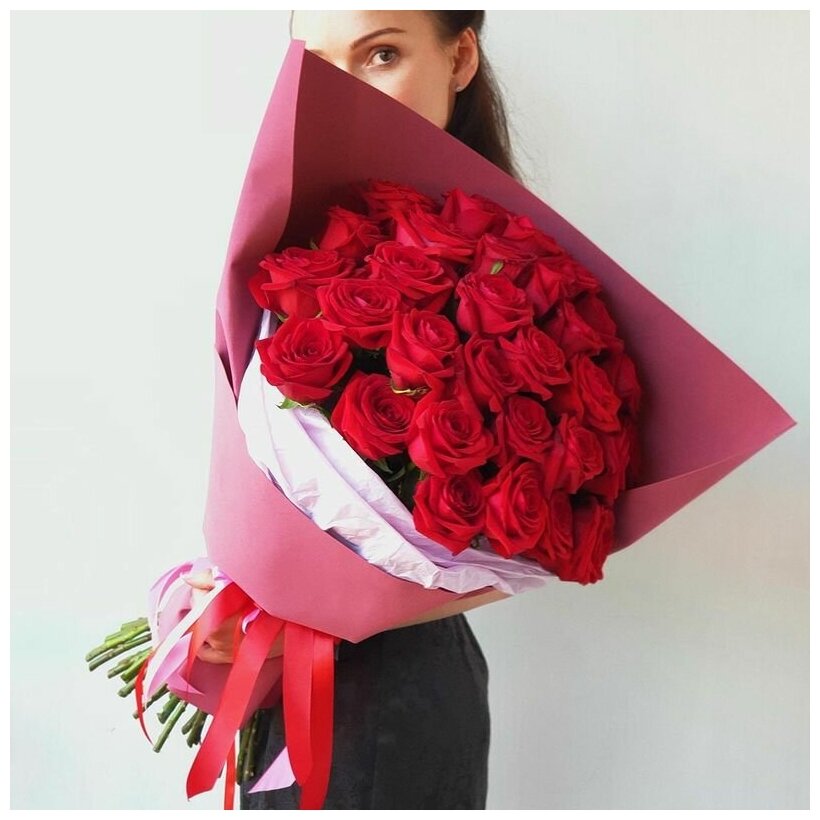 Букет из 31 красной розы в стильной упаковке