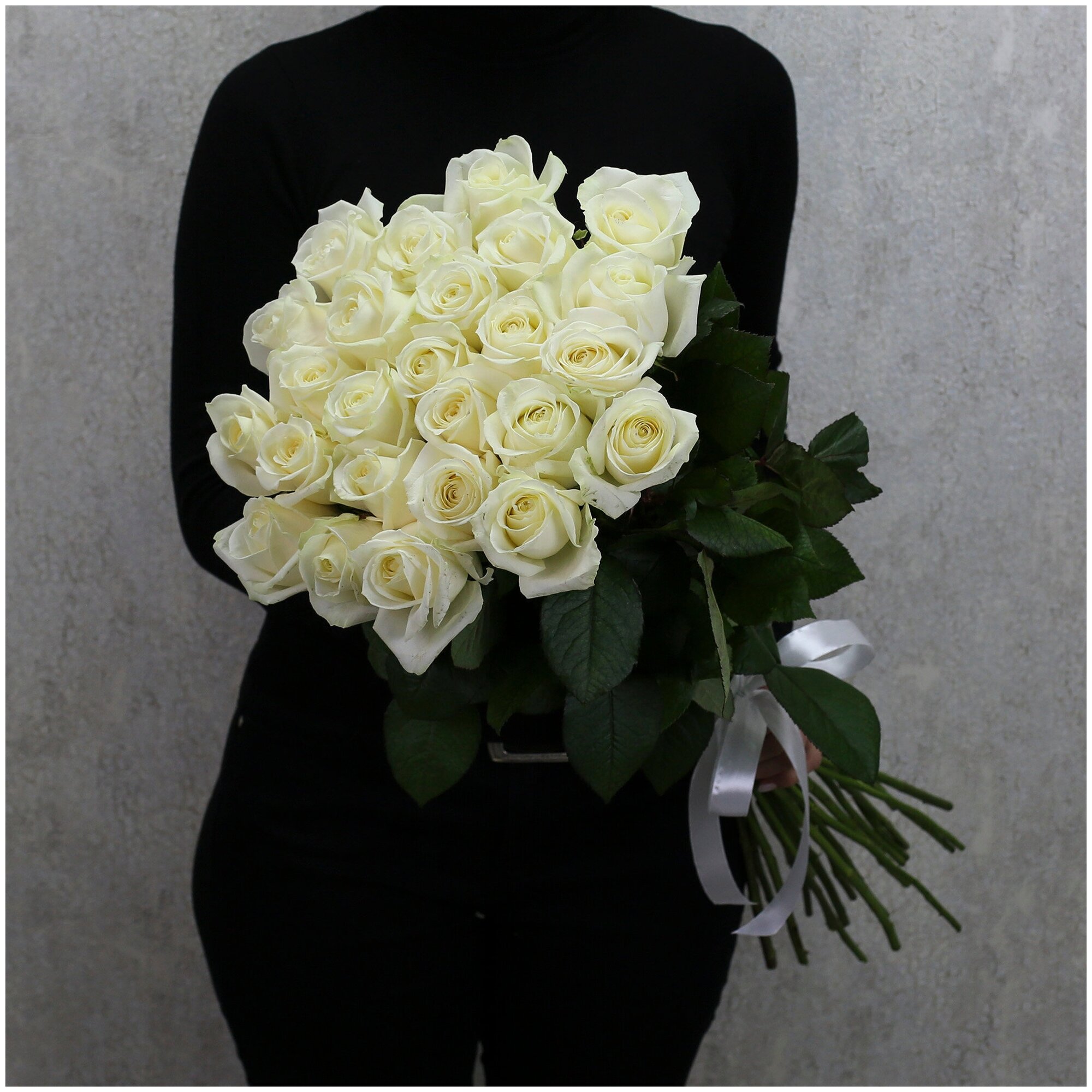 Цветы живые букет из 25 белых роз Аваланч 80 см с атласной лентой