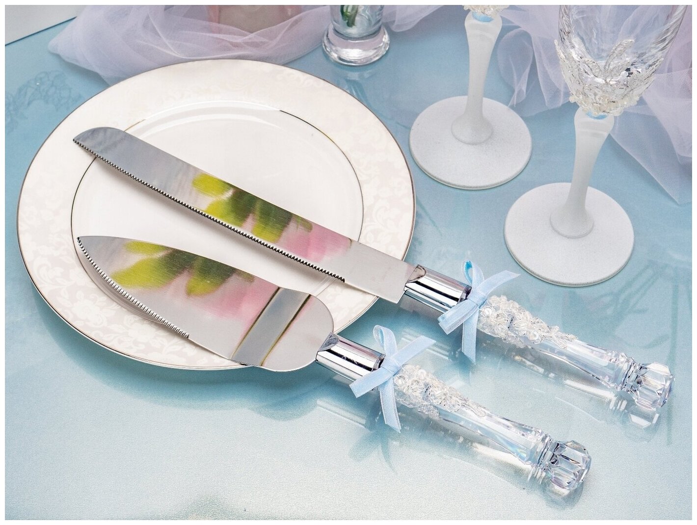 Приборы для свадебного торта молодоженов "Таэль" с прозрачными ручками, белым кружевом и атласными лентами голубого цвета (лопатка и нож)