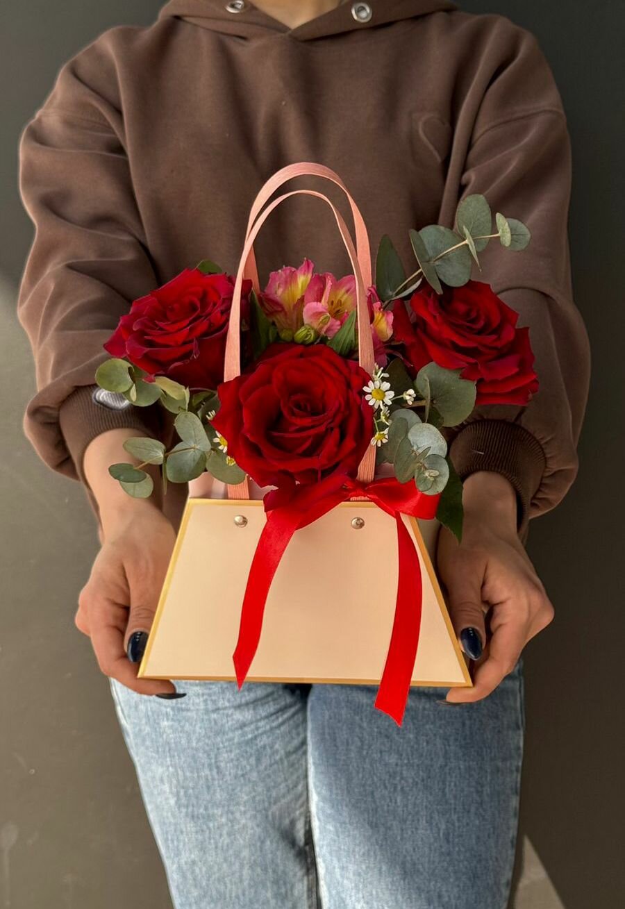 Французская красная роза с эвкалиптом и альстромерией в сумочке от "Story-Flowers"