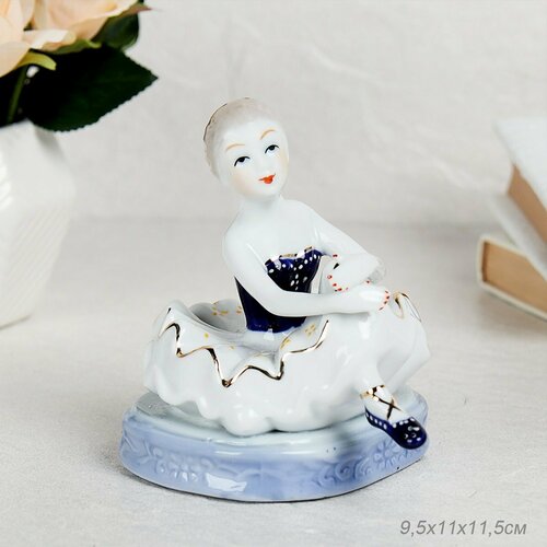 Фигурка фарфоровая 