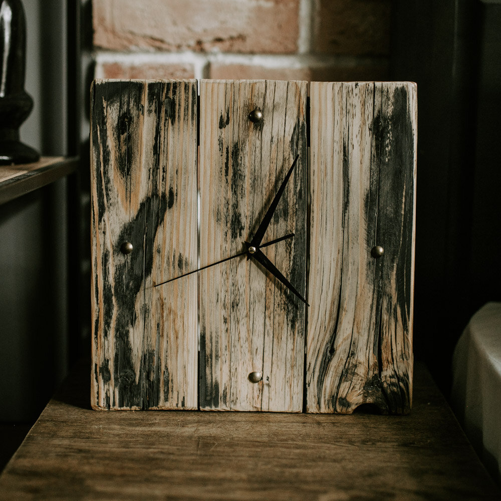 Настенные часы в стиле лофт ручной работы из старой амбарной доски от мастерской Woody Deco