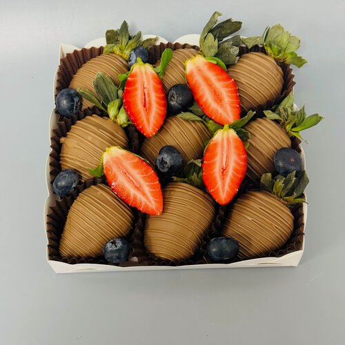 Изображение товара Набор клубника в бельгийском шоколаде 9-12 шт, в подарочной коробке