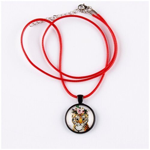 фото Подвеска кулон из бижутерного сплава чёрного цвета со стеклянной вставкой 25 мм "тигрёнок с венком из цветов" (символ нового года 2022), на красном шнуре 60 см, darifly
