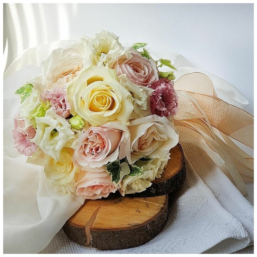 Букет невесты из пионовидных роз эустомы и зелени - Нежный Вальс