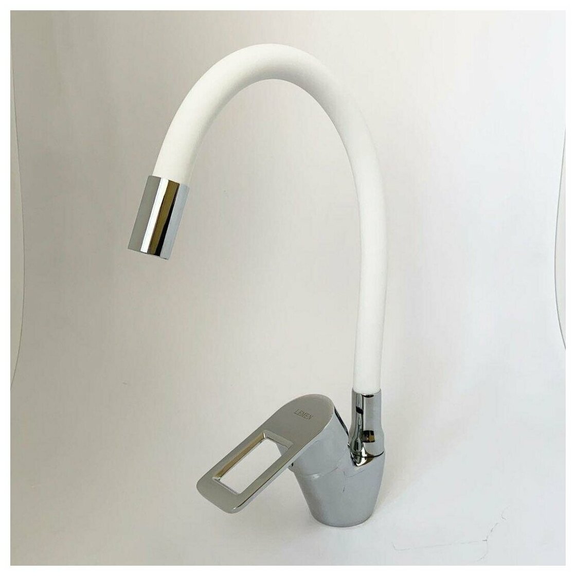 Смеситель с гибким изливом белый