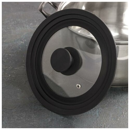 Крышка для сковороды и кастрюли Доляна стеклянная универсальная с силиконовым ободком и ручкой d 161820 см цвет чёрный 1105₽