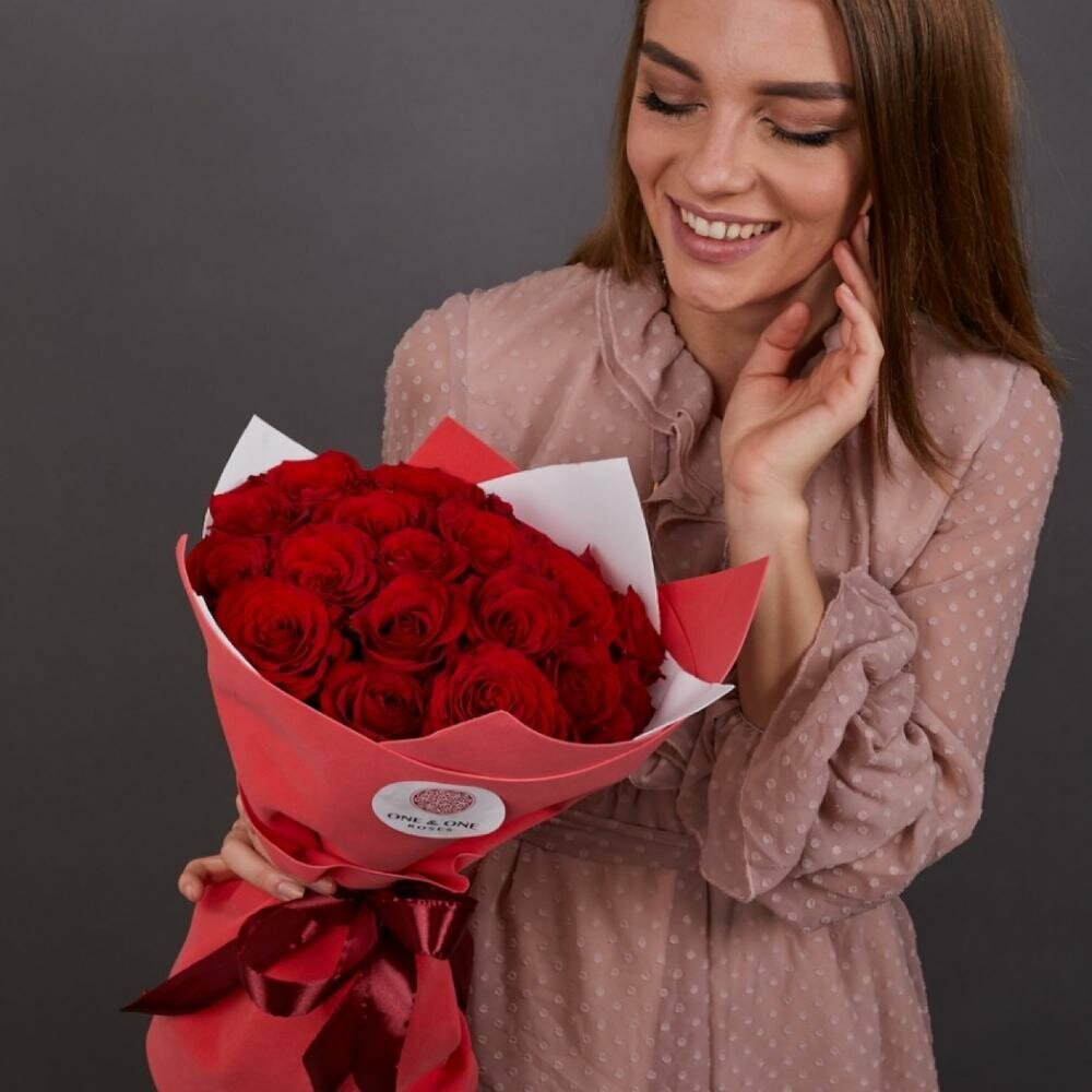 Монобукет из красных роз для любимых и близких. 17 роз в букете.