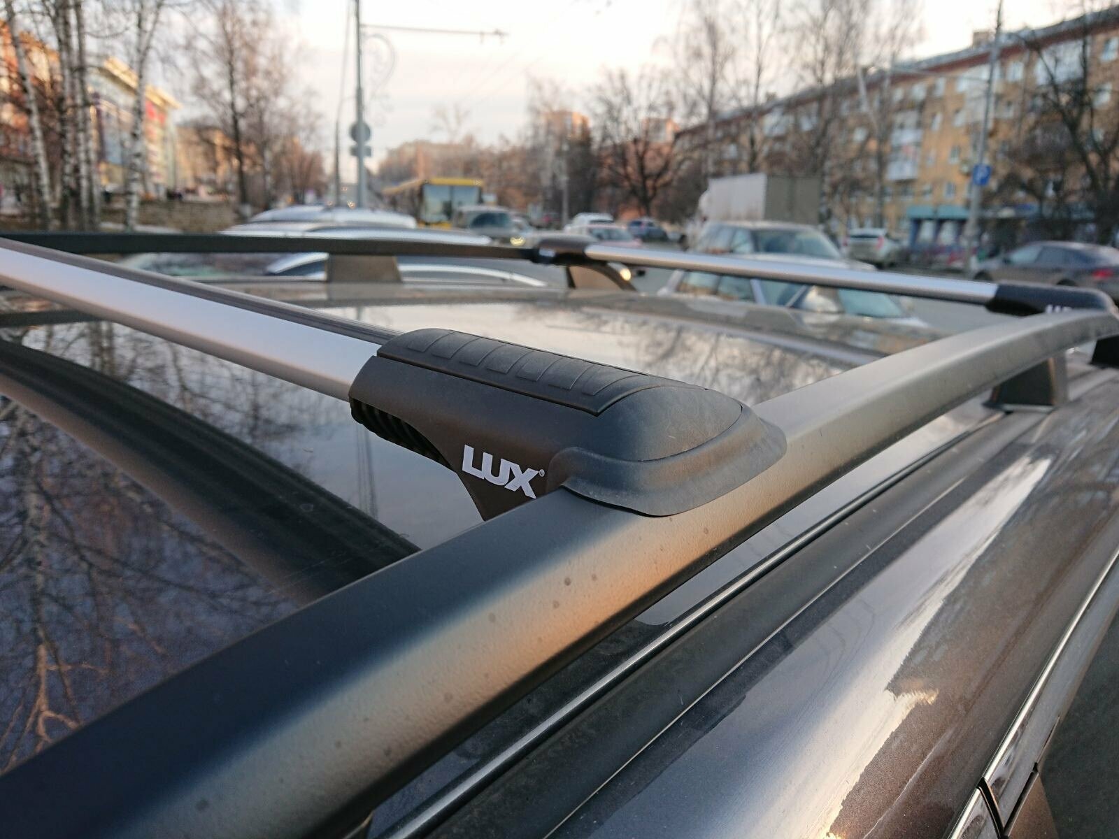 Багажник на рейлинги Lux Hunter L53 для Chevrolet Cruze 2012 г. в. - по н. в. с серебристыми крыловидными дугами/Багажник на крышу Люкс Хантер для Шевроле Круз — фото 1