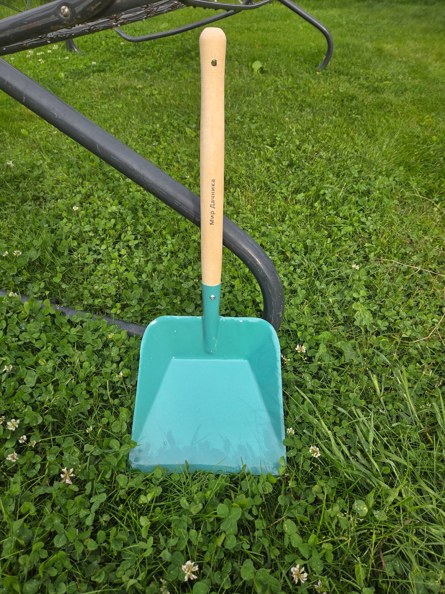 Совок хозяйственный металлический с деревянной ручкой порошковая покраска