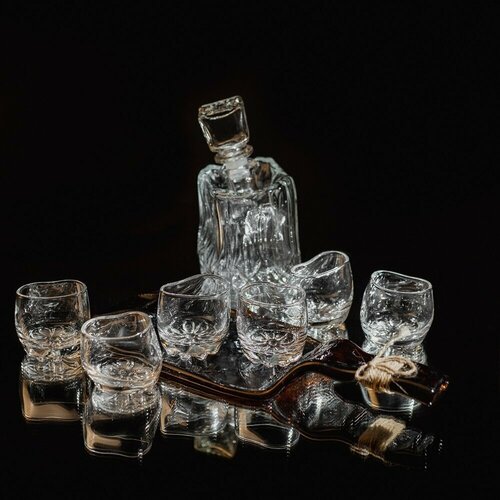 Подарочный набор - шесть стопок (рифл), квадратный графин, блюдо (менажница) из оливковой винной бутылки серии Хмельное стекло