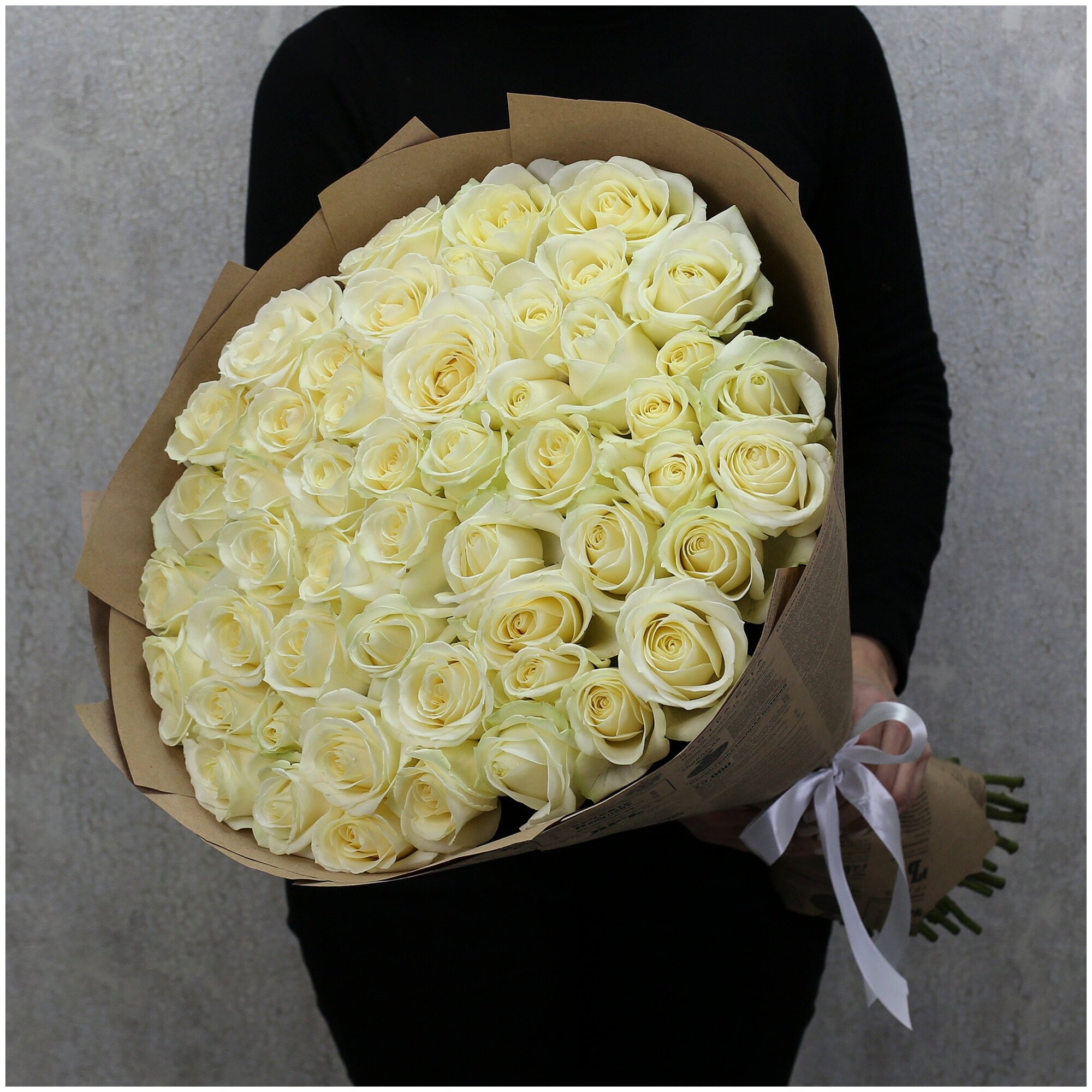 Цветы живые букет из 51 белой розы Аваланч 70 см в крафт- бумаге
