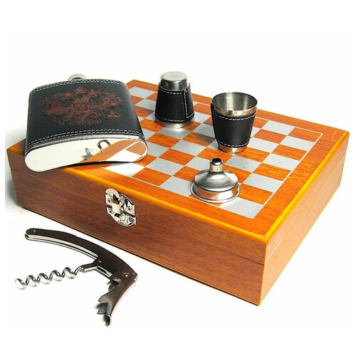 Подарочный набор: шахматы, фляга, стопки, нож-штопор