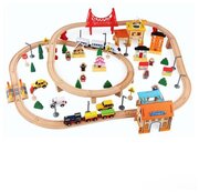 Детская развивающая деревянная железная дорога с электрическим поездом и дополнительными аксессуарами 108 деталей