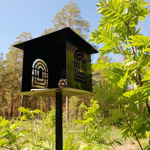 Кормушка для птиц и белочек