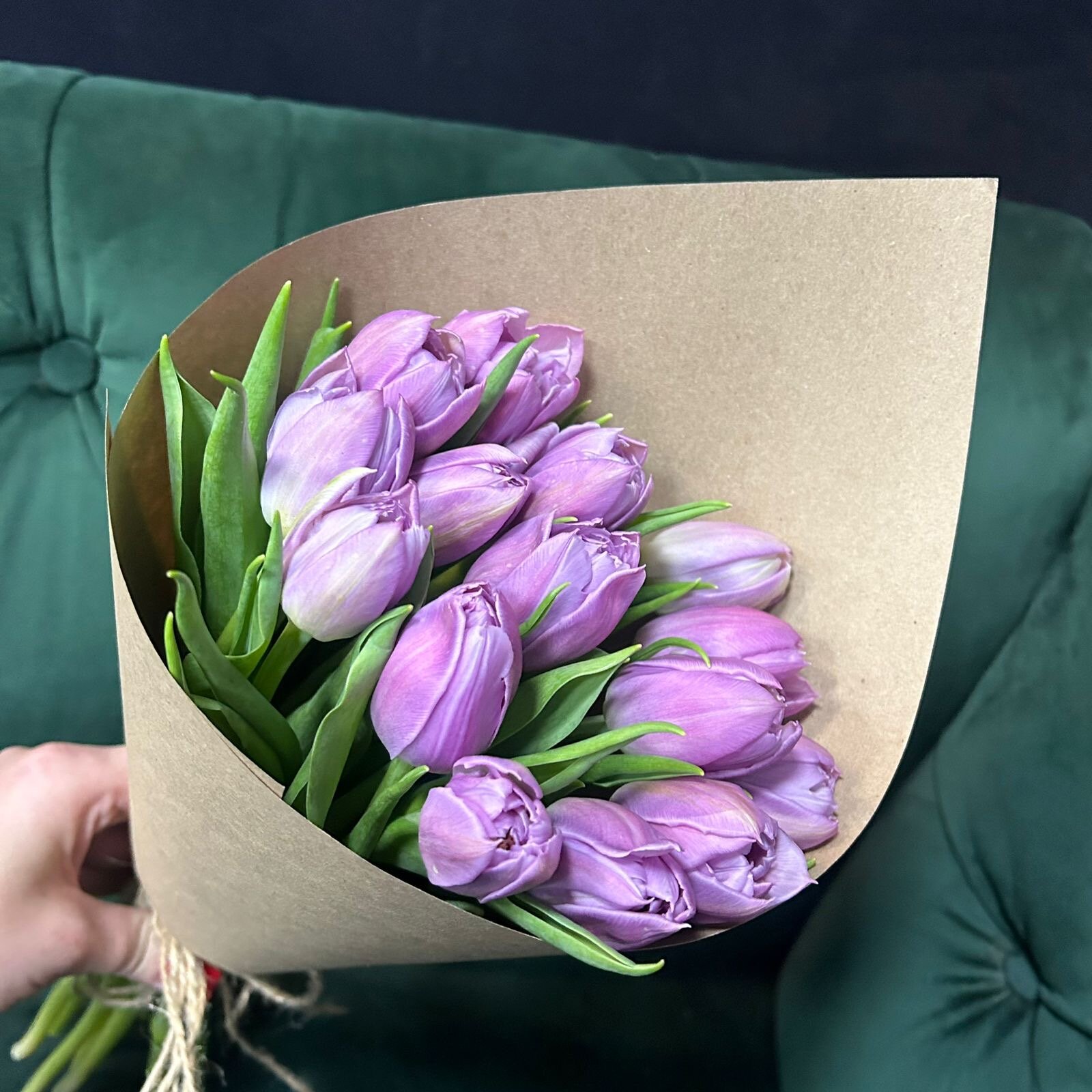 Букет из 15 пионовидных тюльпанов Дабл Прайс в крафте