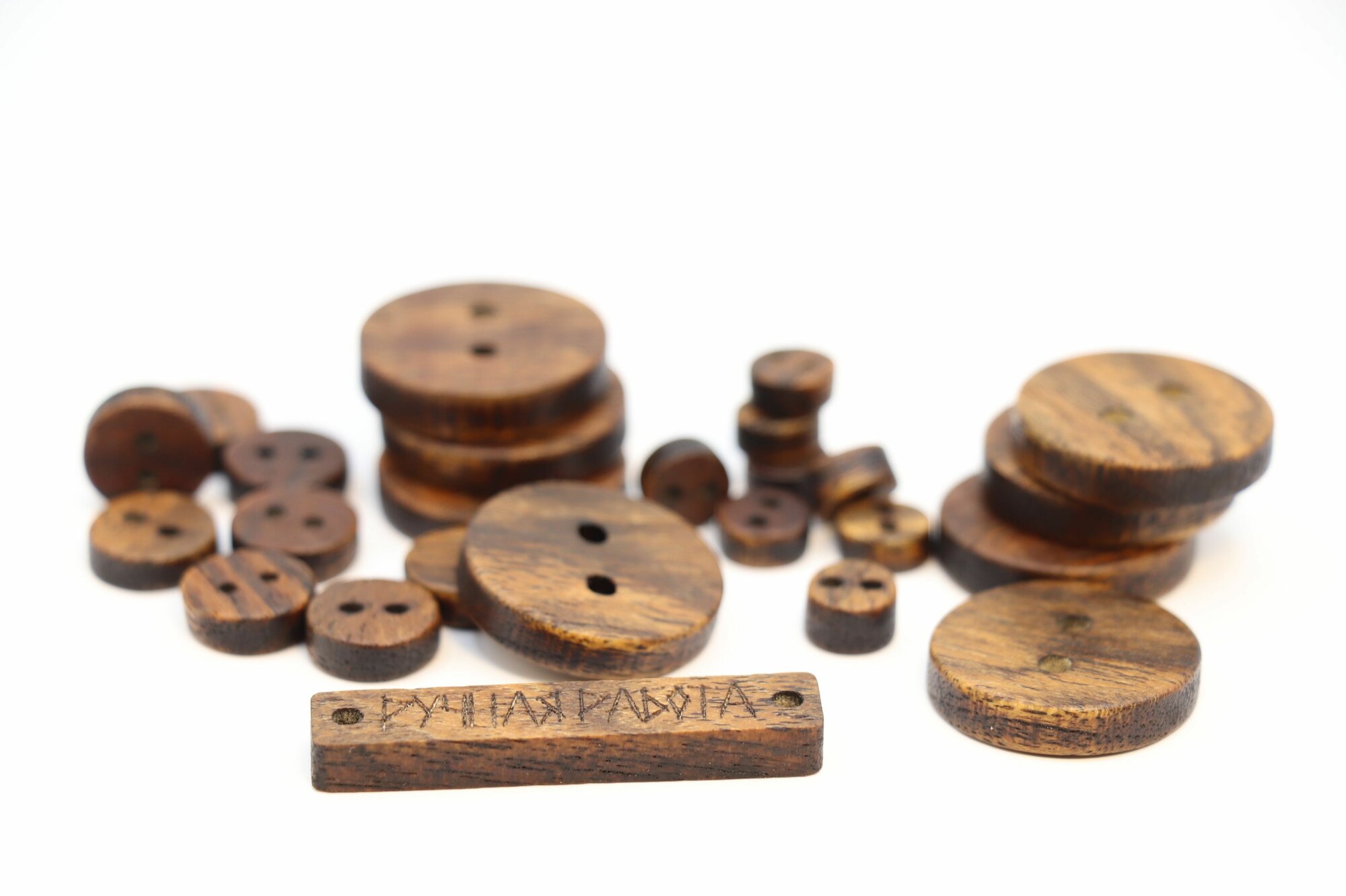 Пуговицы деревянные из экзотического дерева Бокоте 7-20 мм 25шт