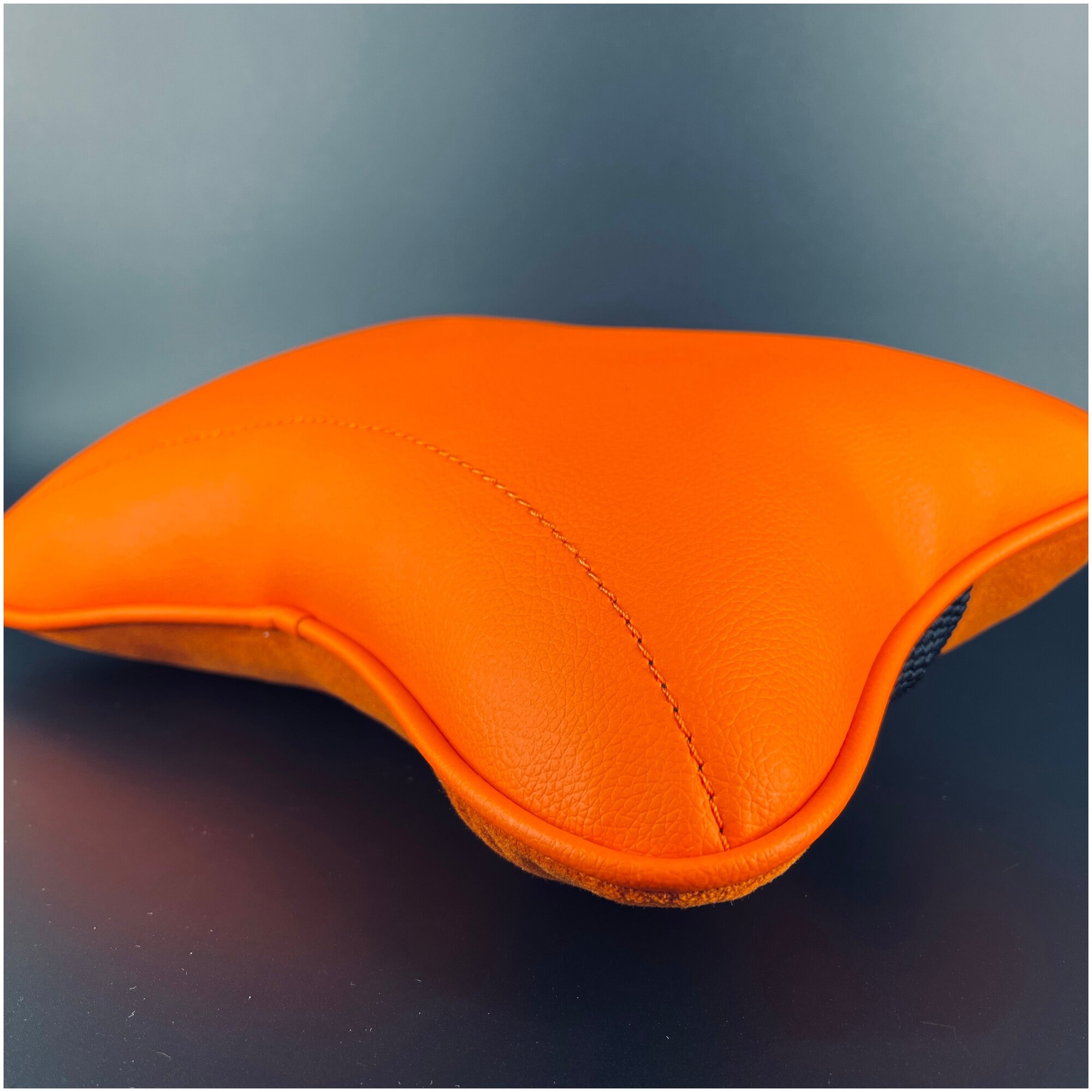 Оранжевая автомобильная подушка под шею или поясницу. Подушка косточка / бабочка с оранжевой строчкой. Автоаксессуары в салон автомобиля