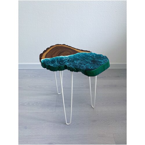 Дизайнерский кофейный стол ручной работы из массива дерева Карагач с эпоксидной смолой и изумрудным морем