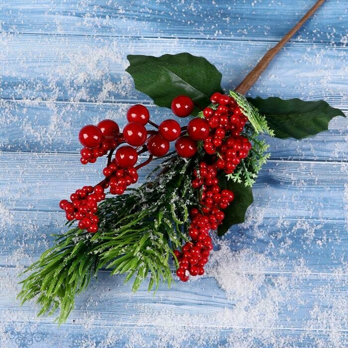 Новогодний декор Зимнее волшебство "Зимнее очарование", веточка хвои с ягодками в снегу, 29 см