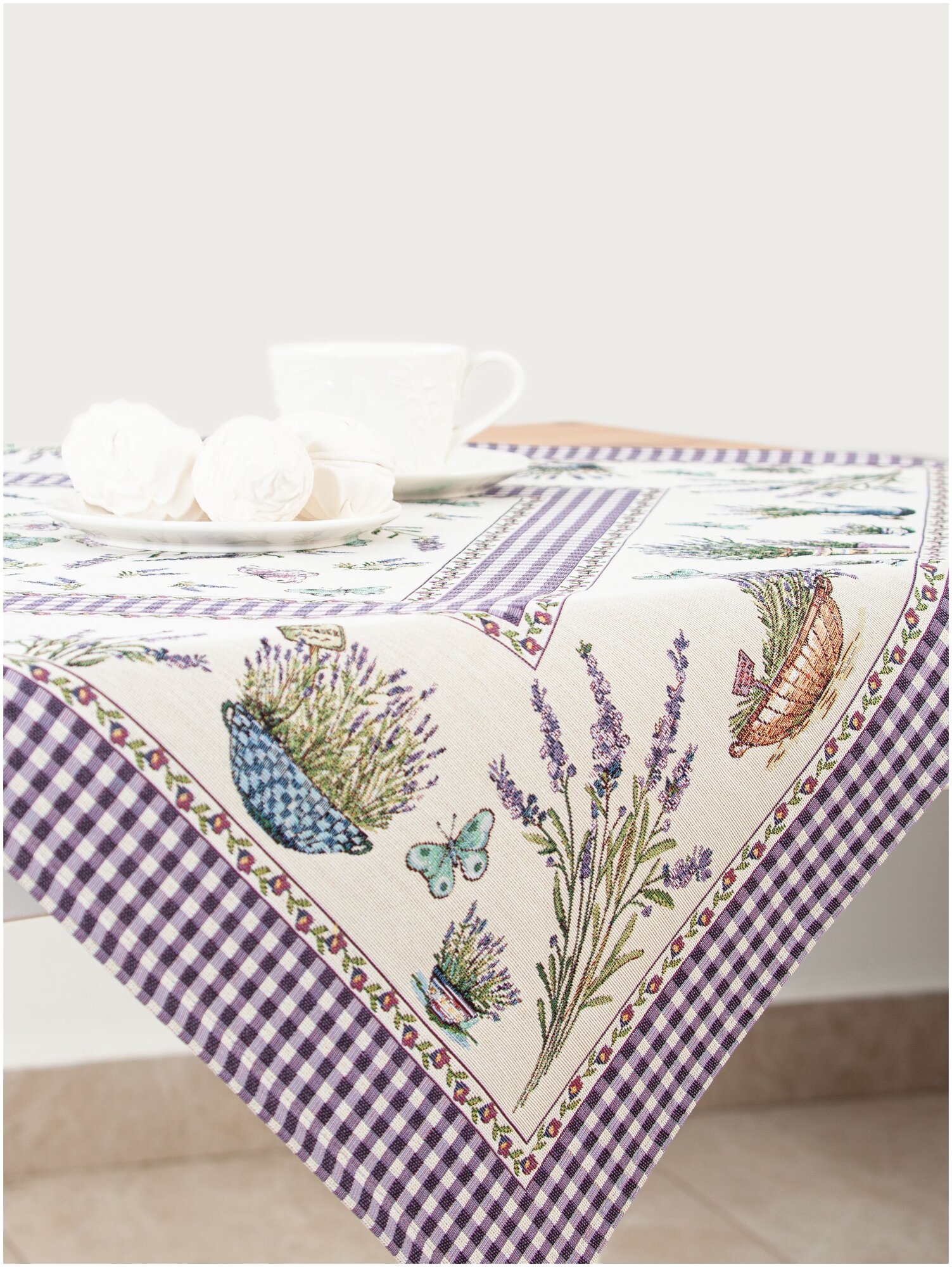 фото Скатерть Le Gobelin Лаванда бабочки 100х100 см