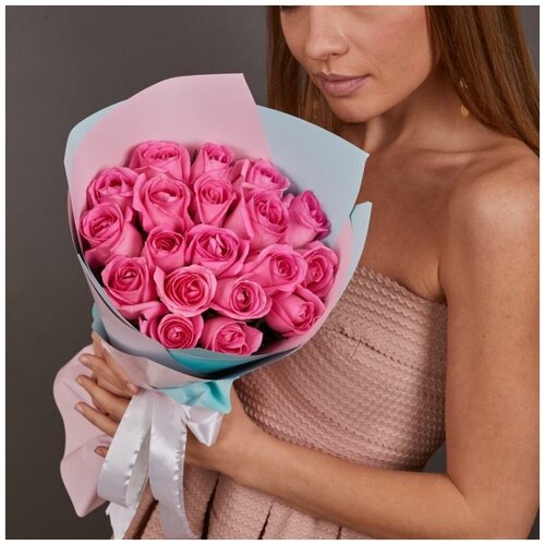 19 розовых роз Аква (ваза в подарок, условия акции см. в описании)