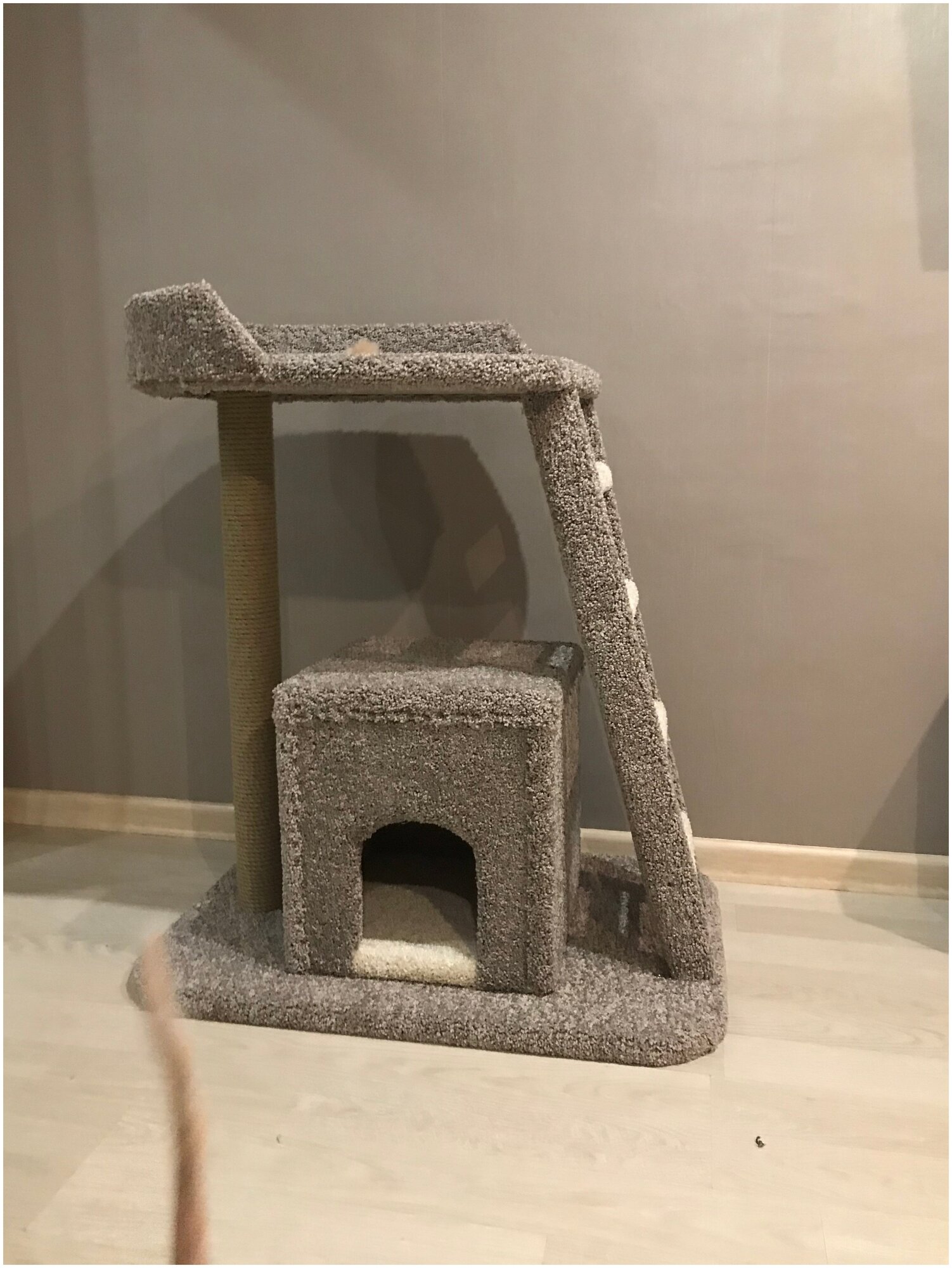 Лежанка для кошек с когтеточкой "Дом отдыха" - фотография № 2