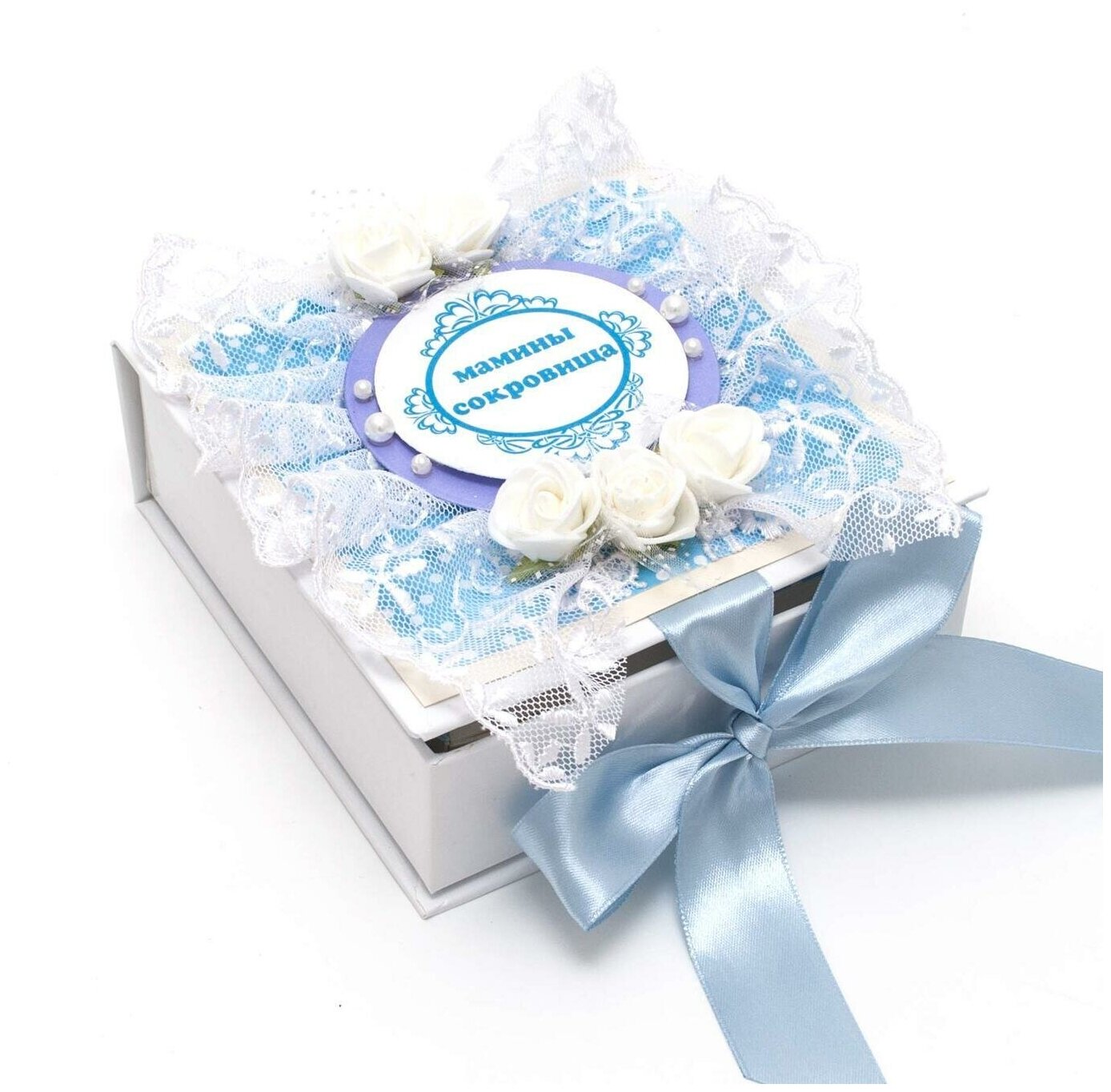 Ажурная коробочка memory box для маминых сокровищ - памятных вещей новорожденного сына, в голубых тонах с белым кружевом, латексными розами и атласной лентой