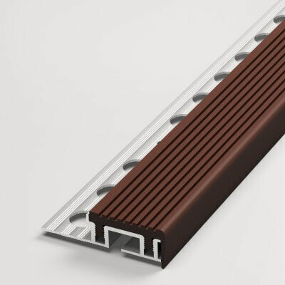 Изображение товара Угловая противоскользящая накладка на ступени Лука ПУ09-1, длина 2,5 м, алюминиевая, со вставкой из ПВХ, коричневая 428