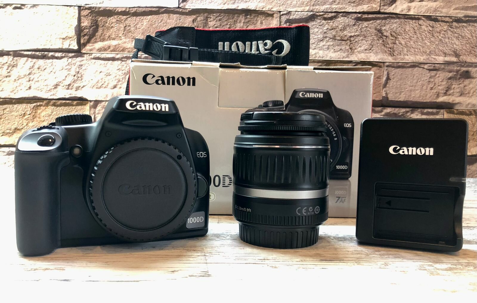 Зеркальный фотоаппарат Canon EOS 1000D Kit EF-S 18-55 II