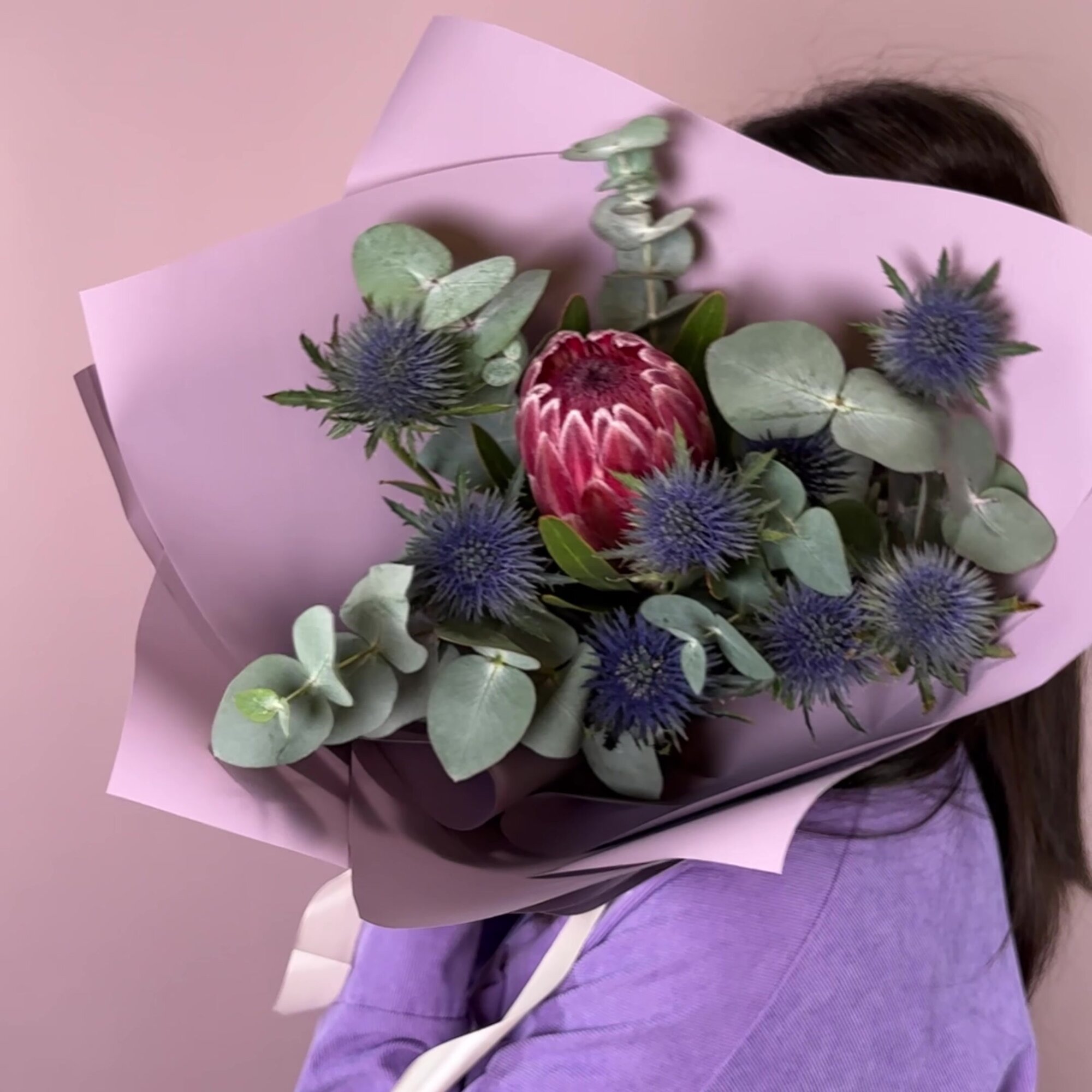 Букет живых цветов с африканской розой и эрингиумом. Scandi Flora 169 — фото 1