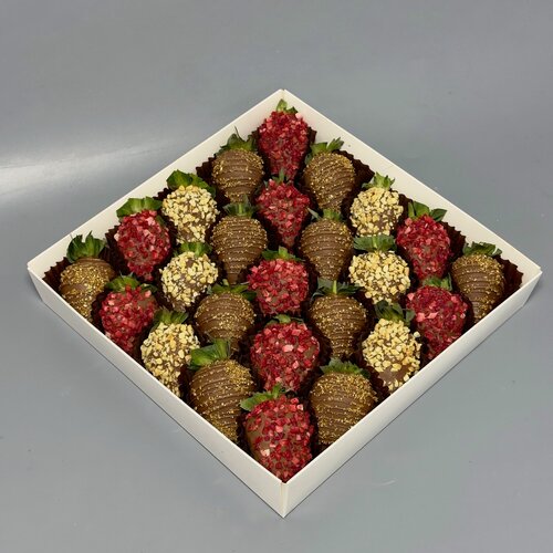 Изображение товара Набор клубника в шоколаде "Moon” (25-30 ягод) в подарочной упаковке