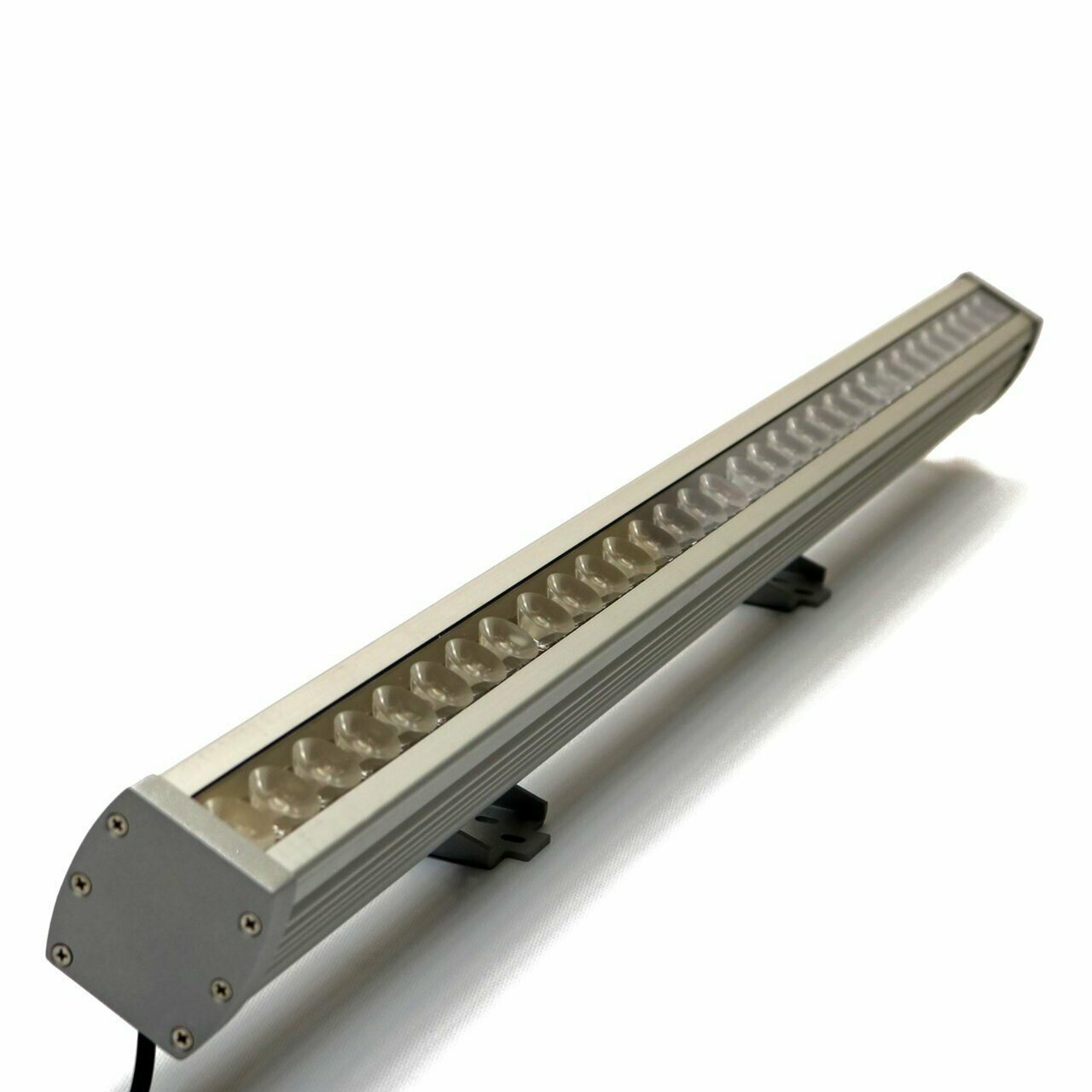 Линейный фасадный светильни серии к UNI-PL-60W 1м. IP67 220V Белый 6000К