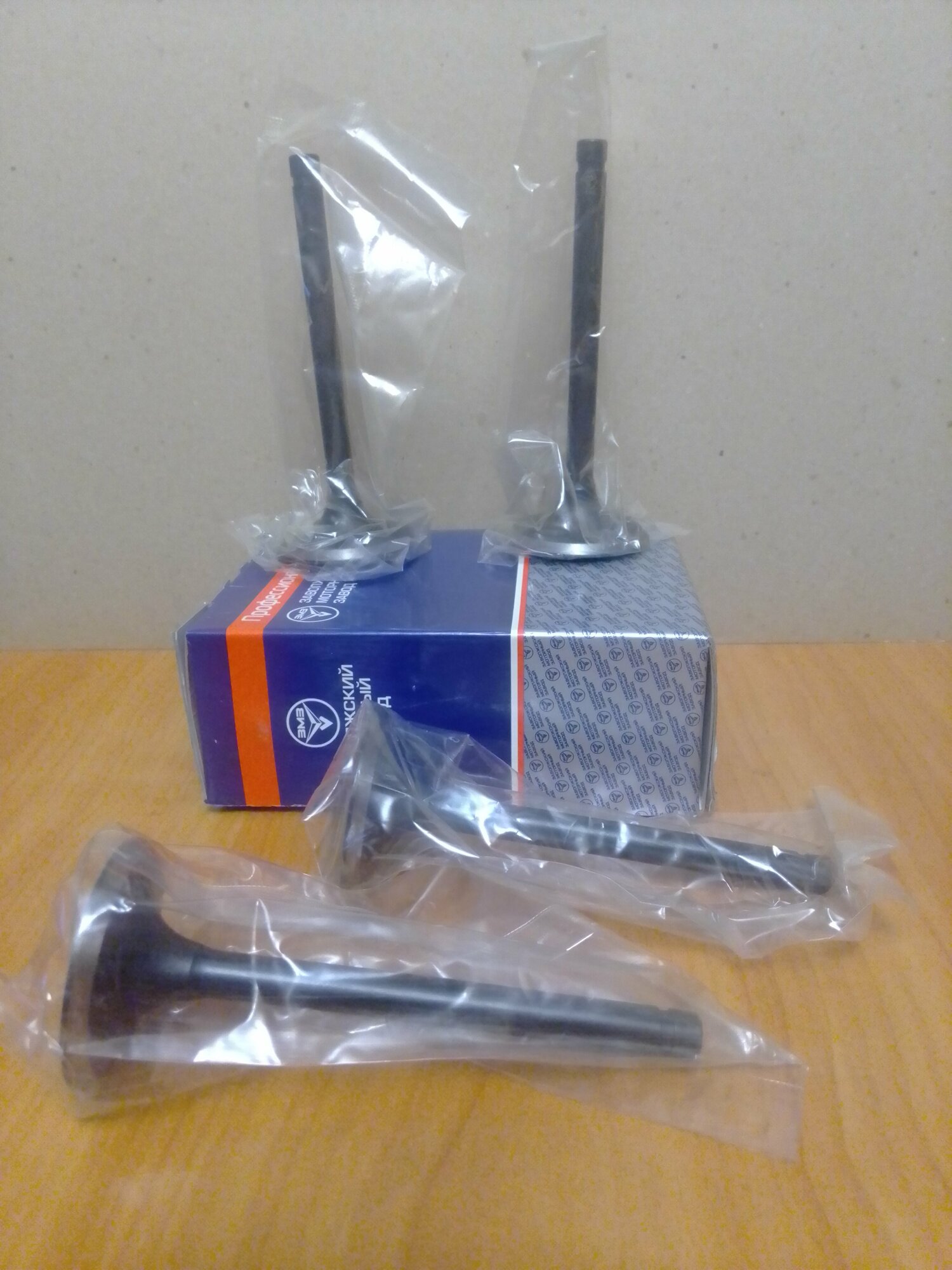 фото Клапаны впускные на Газель, Волга, ПАЗ, ГАЗ, УАЗ двигатели ЗМЗ 402,-511,523, УМЗ-417,-420,421,-4216 , EvoTech, комплект 4 шт. ЗМЗ "Профессиональная серия"