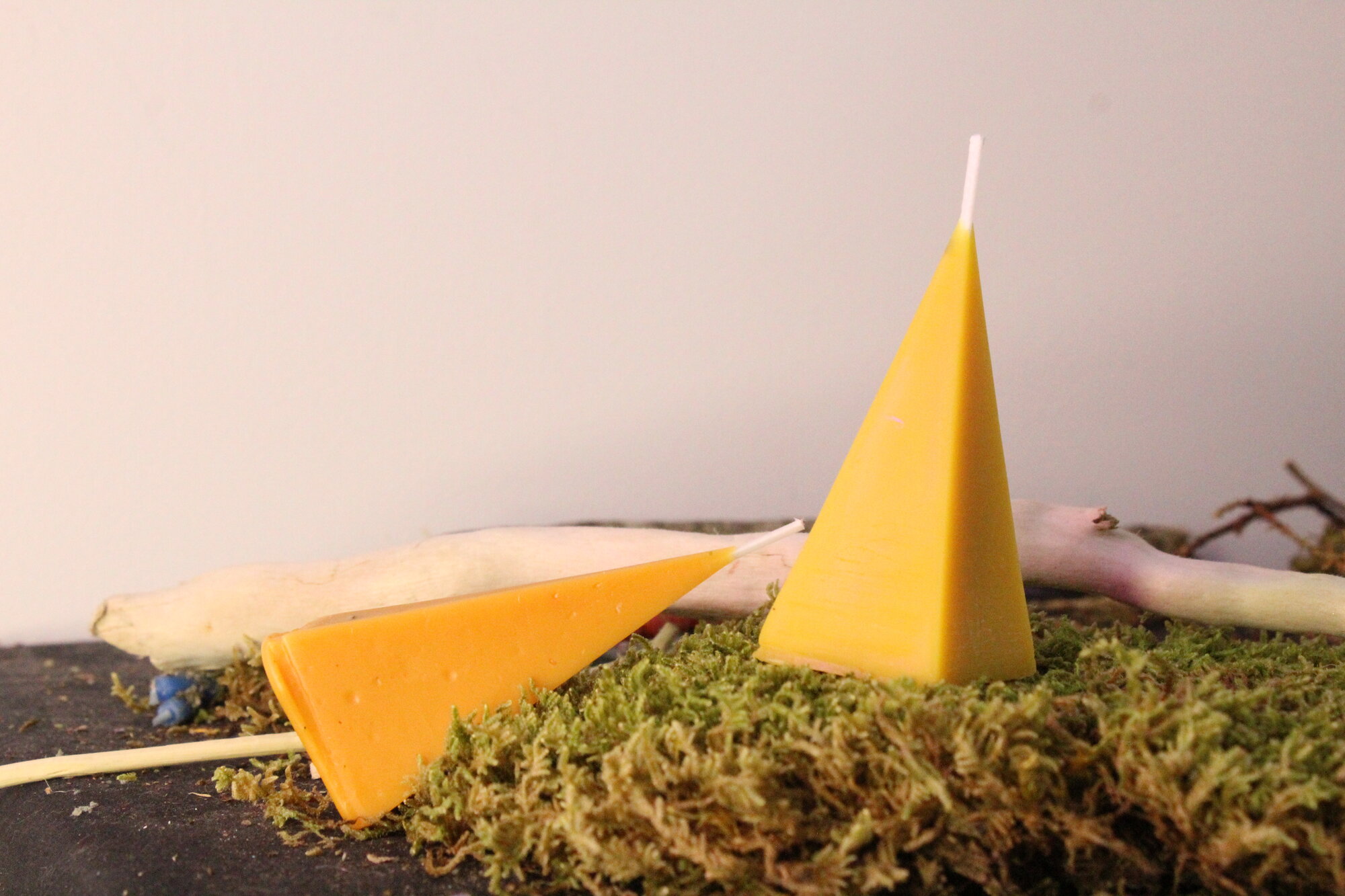 Свеча пирамида с фитилем (жёлтая без трав)