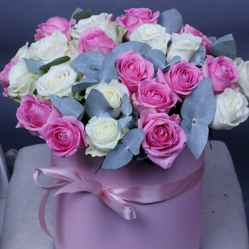Изображение товара Композиция из 29 белых и розовых роз с эвкалиптом в шляпной коробке.