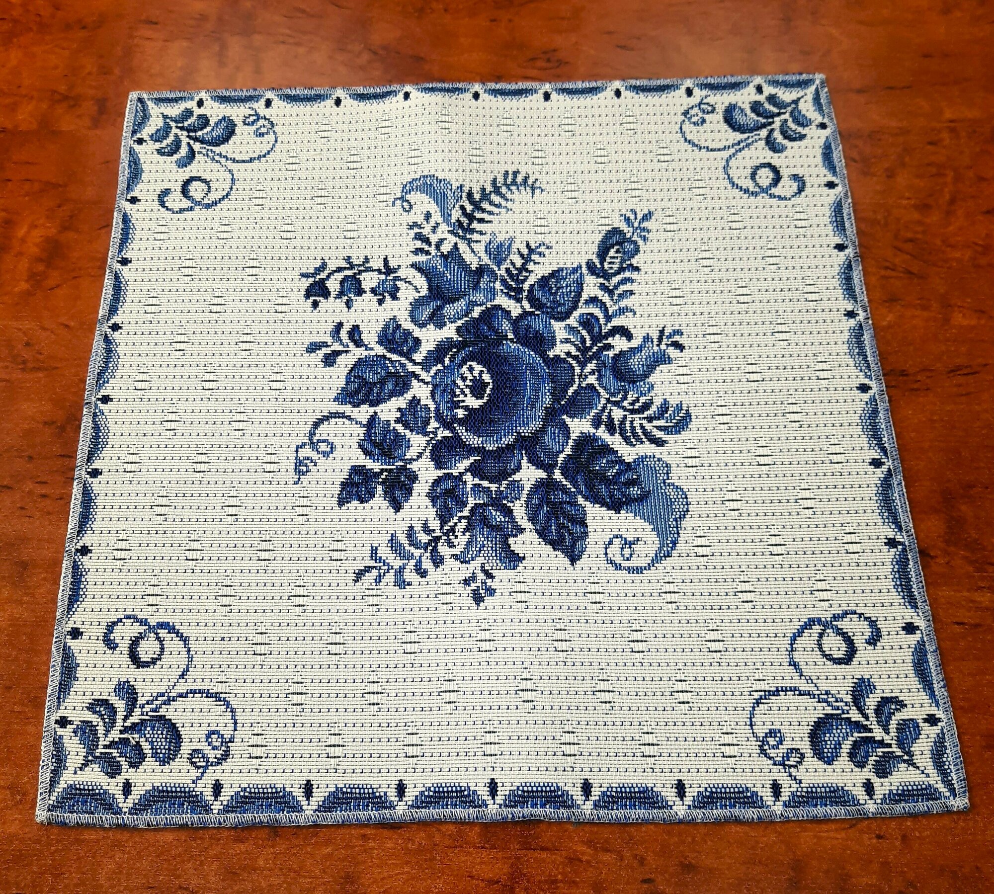 фото Салфетка декоративная из гобелена 32х32 Гжель букет