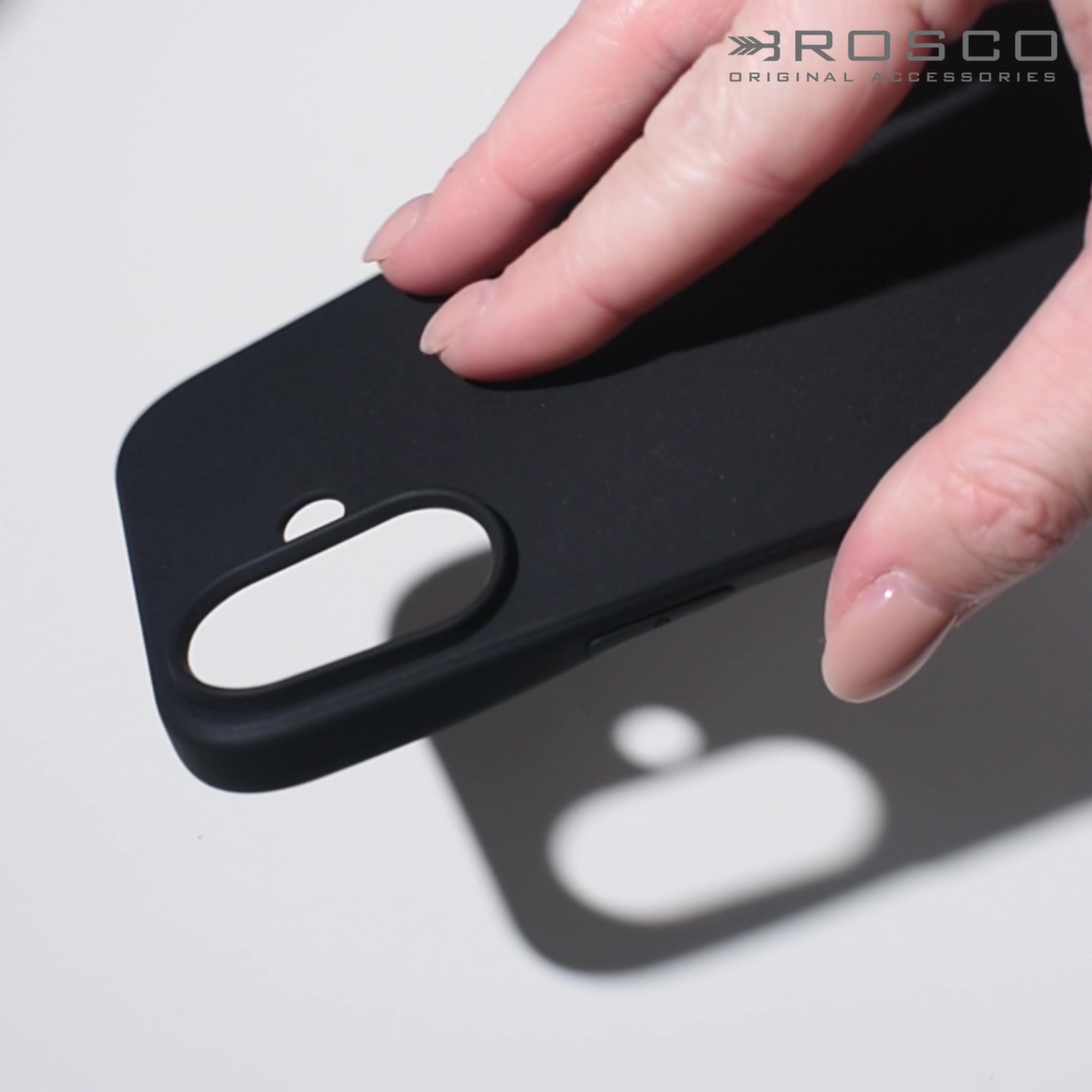 Матовый силиконовый чехол Rosco на Apple iPhone 16 (Айфон 16), тонкий, черный с открытым вырезом — фото 1
