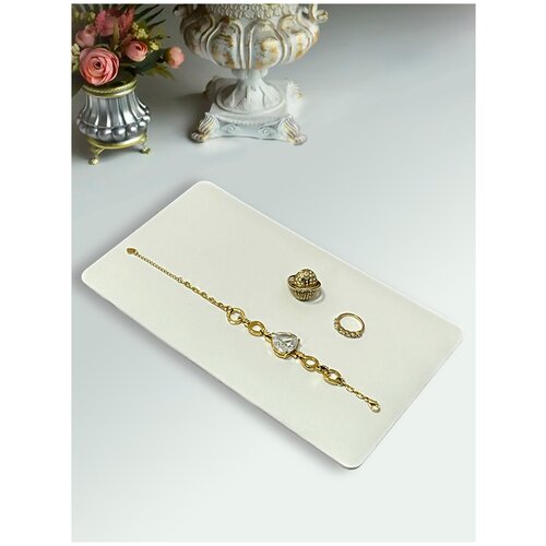 Демонстрационная выкладка из белой кожи. Подставки для украшений